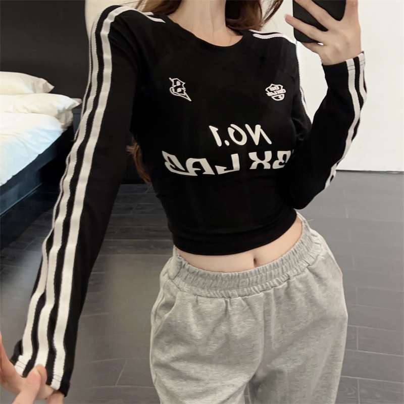 黒コーデ スポーティーストライプ クロップドロングTシャツ
