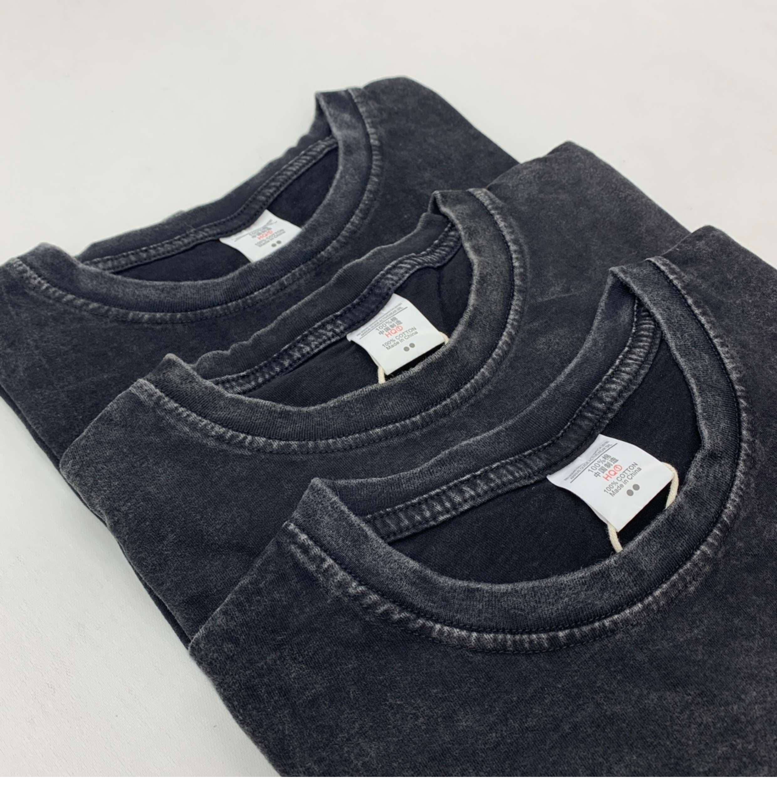 黒コーデ ヴィンテージウォッシュ加工ブラックTシャツ