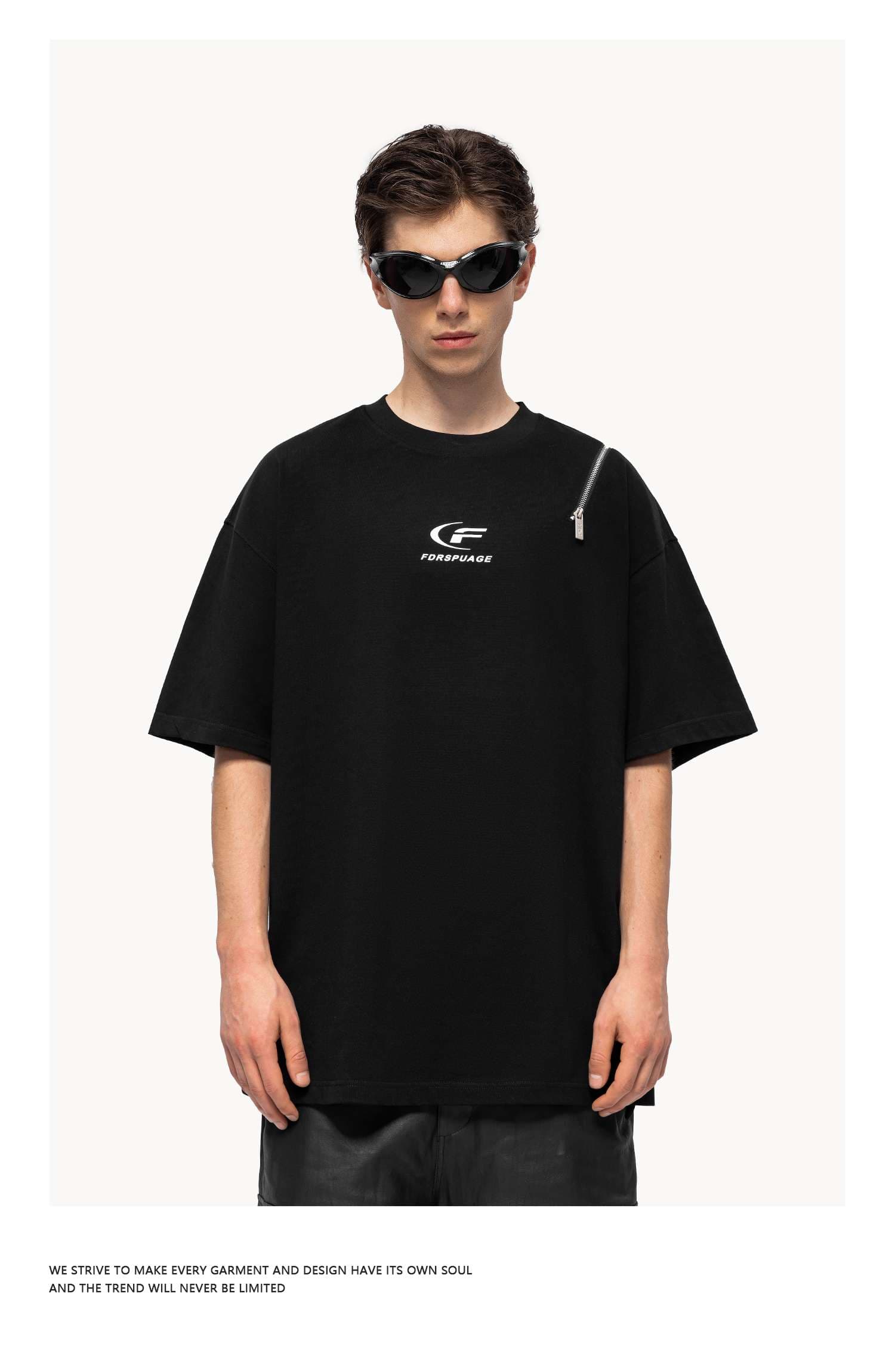 黒コーデ ジップアクセントオーバーサイズTシャツ