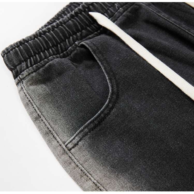 黒コーデ ゴシックレタリングストリートジーンズ