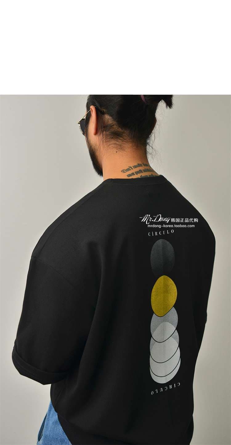 黒コーデ サークロ ミニマルアートTシャツ