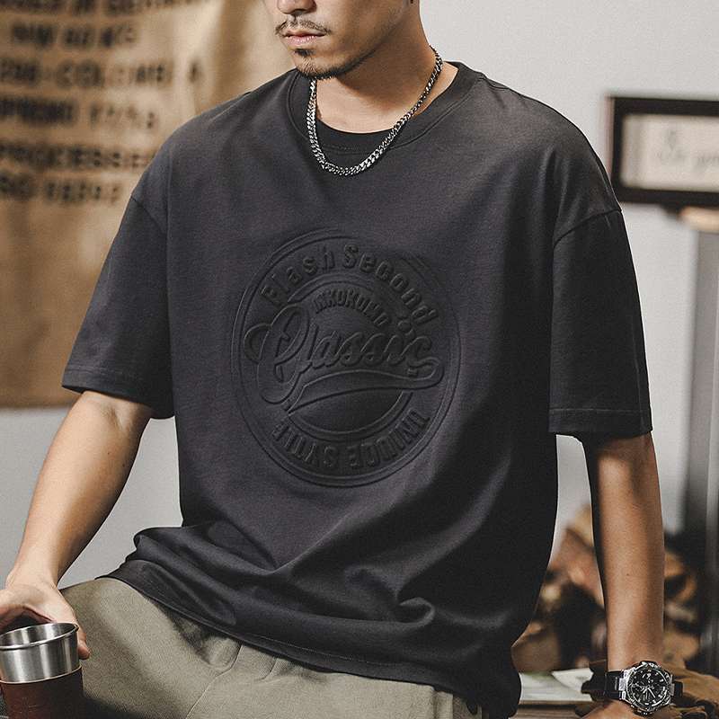 黒コーデ クラシックエンボスTシャツ