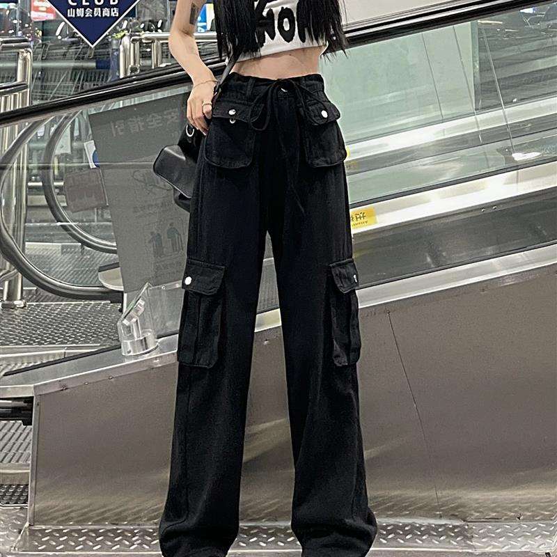 黒コーデ ワイドシルエットカーゴパンツ