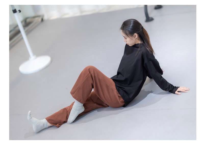 黒コーデ シンプルモダンなゆったり長袖カットソー