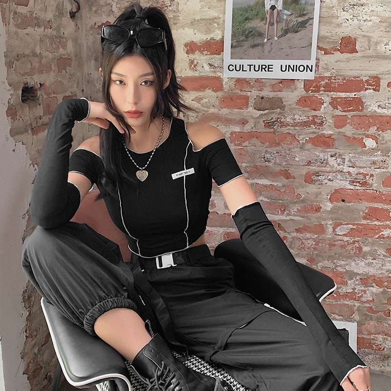 黒コーデ オフショルダーアシンメトリークロップドTシャツ