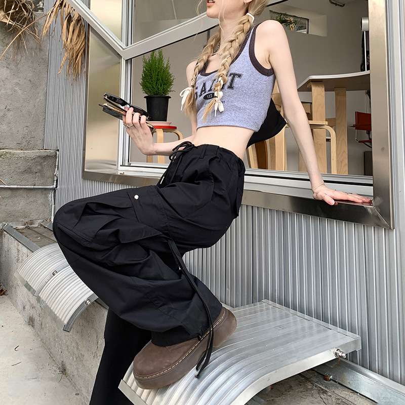黒コーデ ワイドシルエットカーゴパンツ