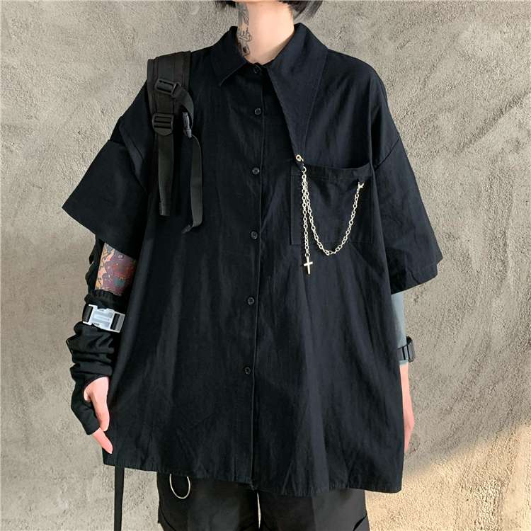 黒コーデ ゴシックチェーン付きオーバーサイズシャツ