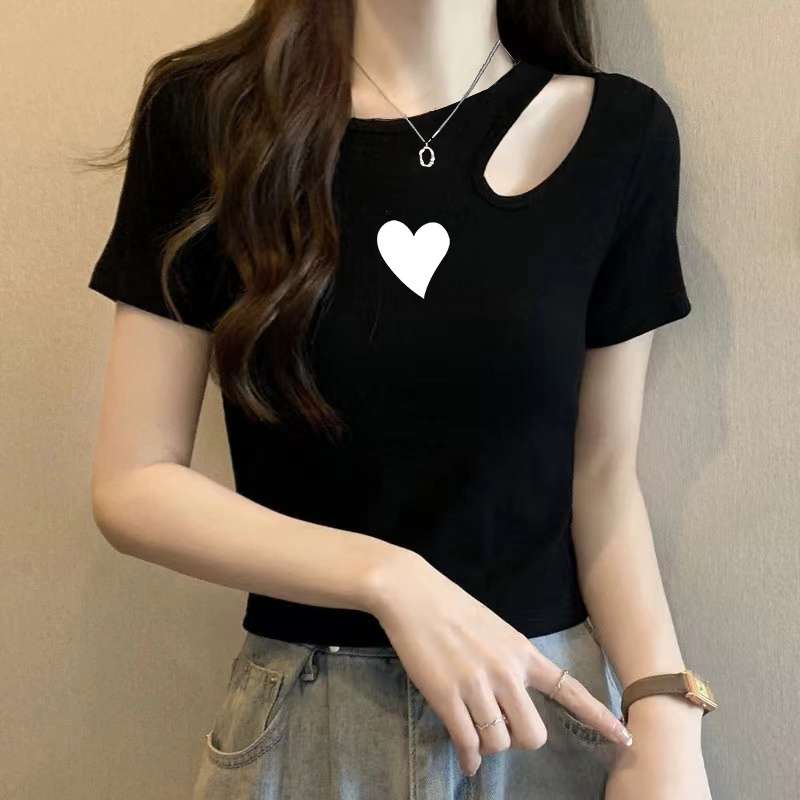 黒コーデ カットアウトデザイン ロゴプリントTシャツ