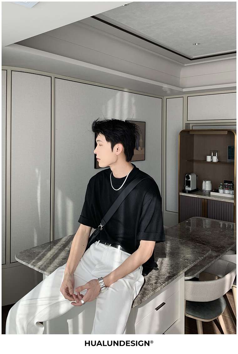 黒コーデ モノトーンスタイリッシュTシャツ