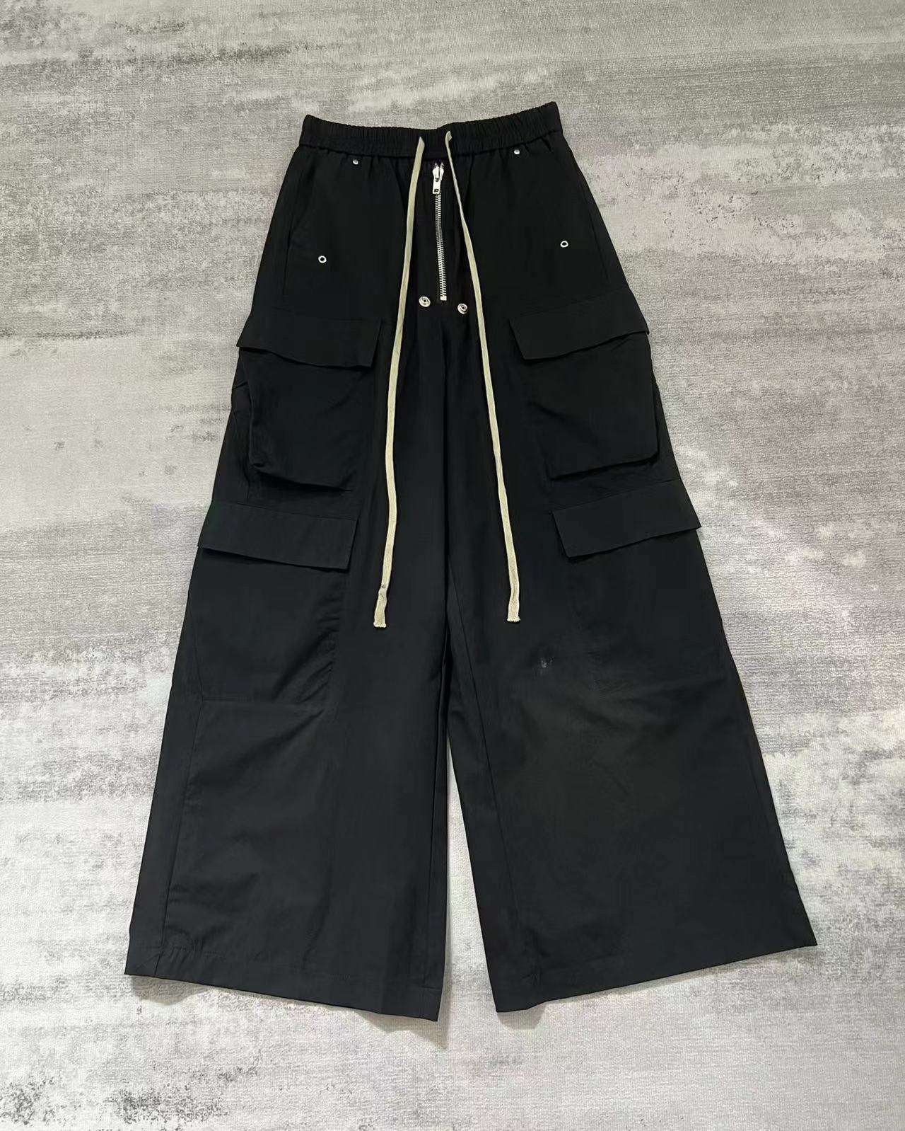 黒コーデ ワイドシルエットマルチポケットパンツ
