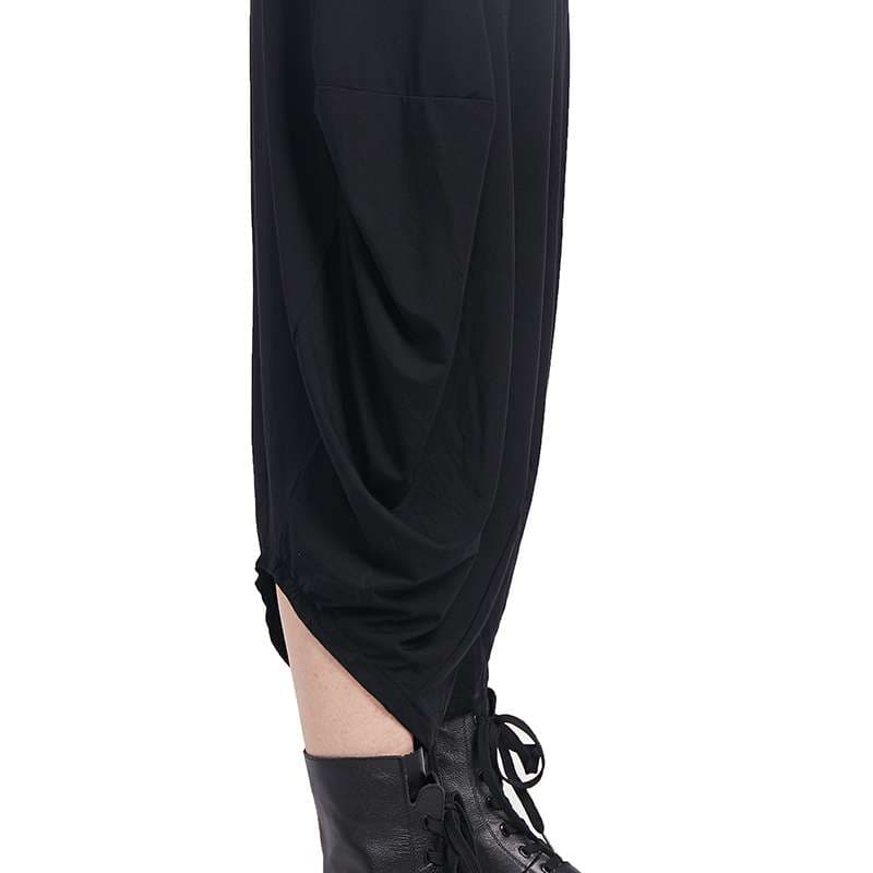 黒コーデ ドレープ加工ワイドパンツ