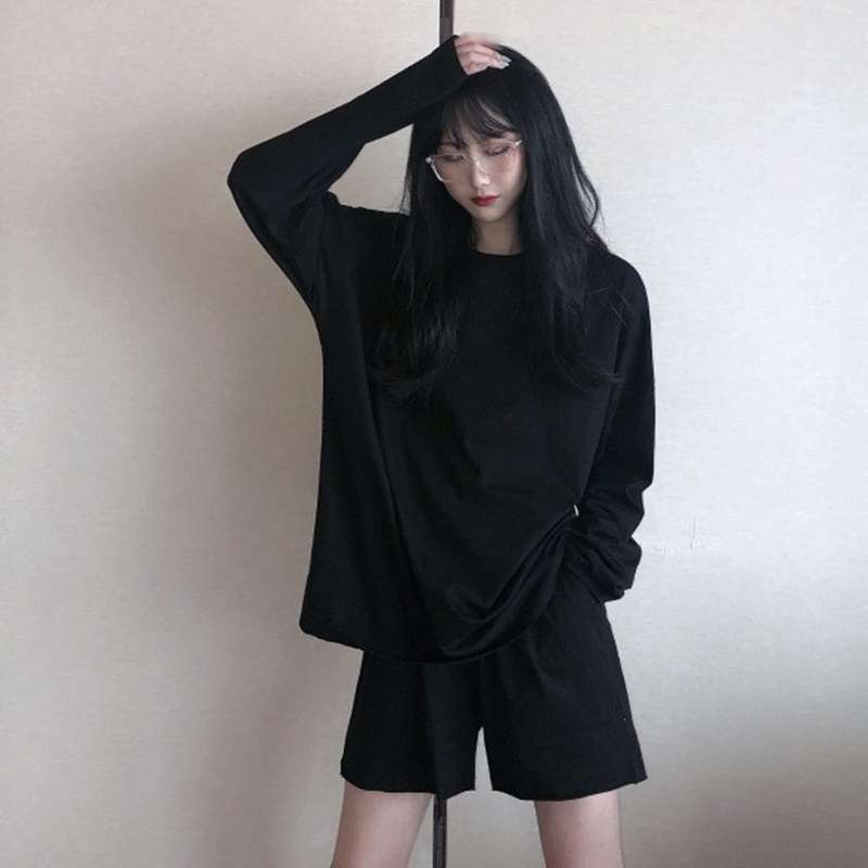 黒コーデ オーバーサイズ 薄手長袖カットソー