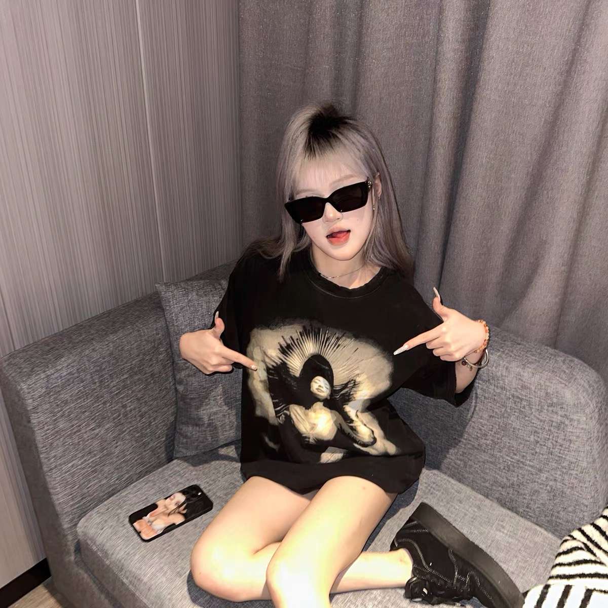 黒コーデ アフロ女性プリント オーバーサイズTシャツ