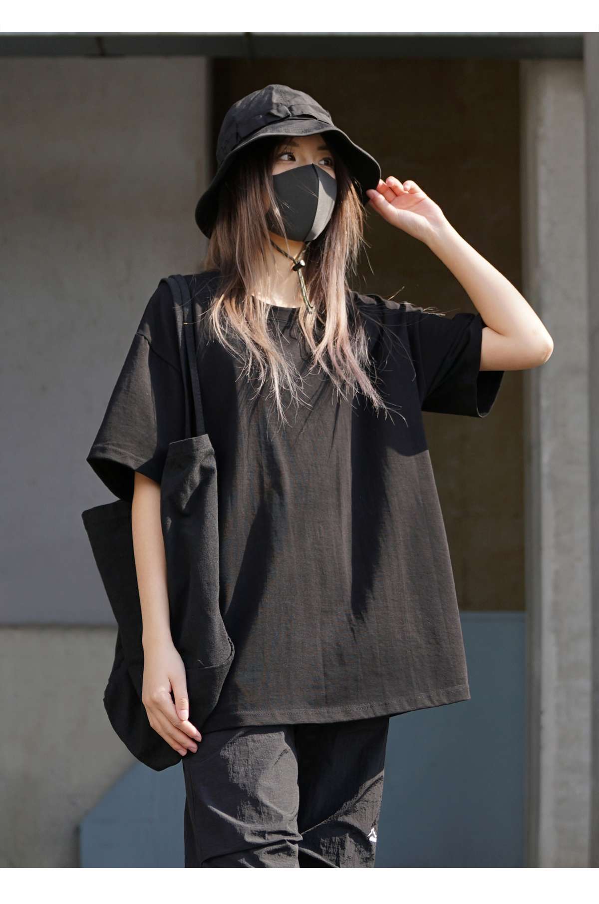 黒コーデ オーバーサイズ モノトーン ストリートTシャツ