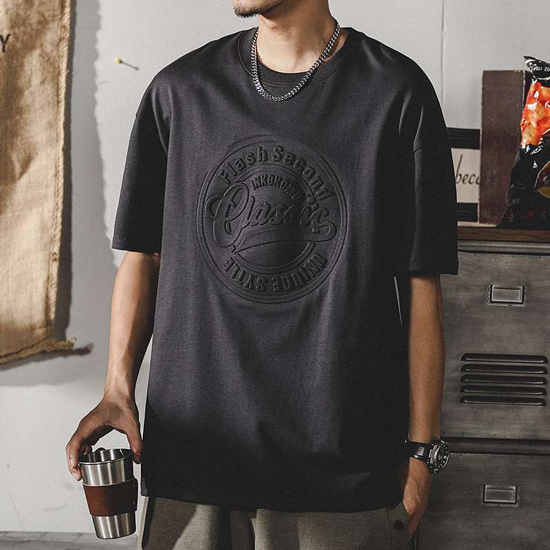 黒コーデ クラシックエンボスTシャツ