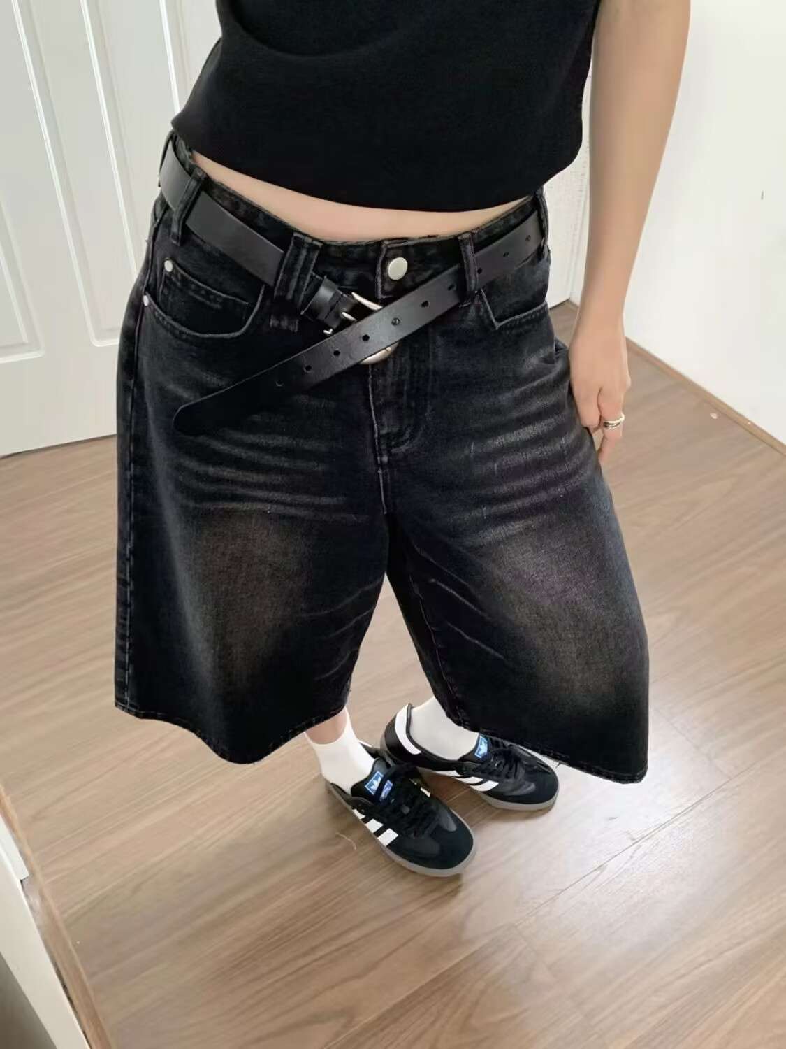 黒コーデ オーバーサイズ ワイドデニムパンツ