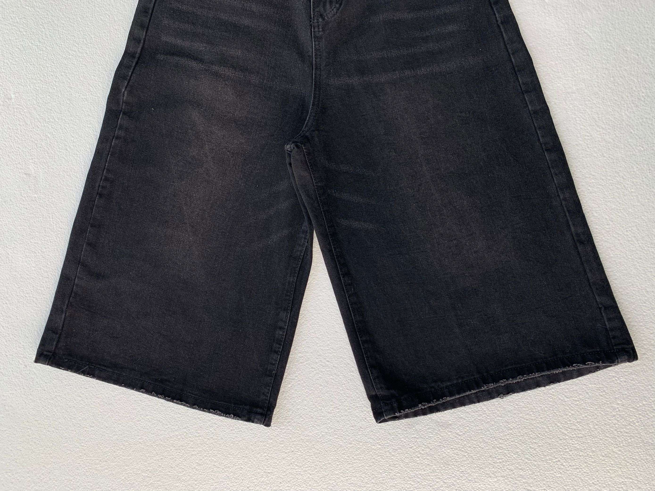 黒コーデ オーバーサイズ ワイドデニムパンツ
