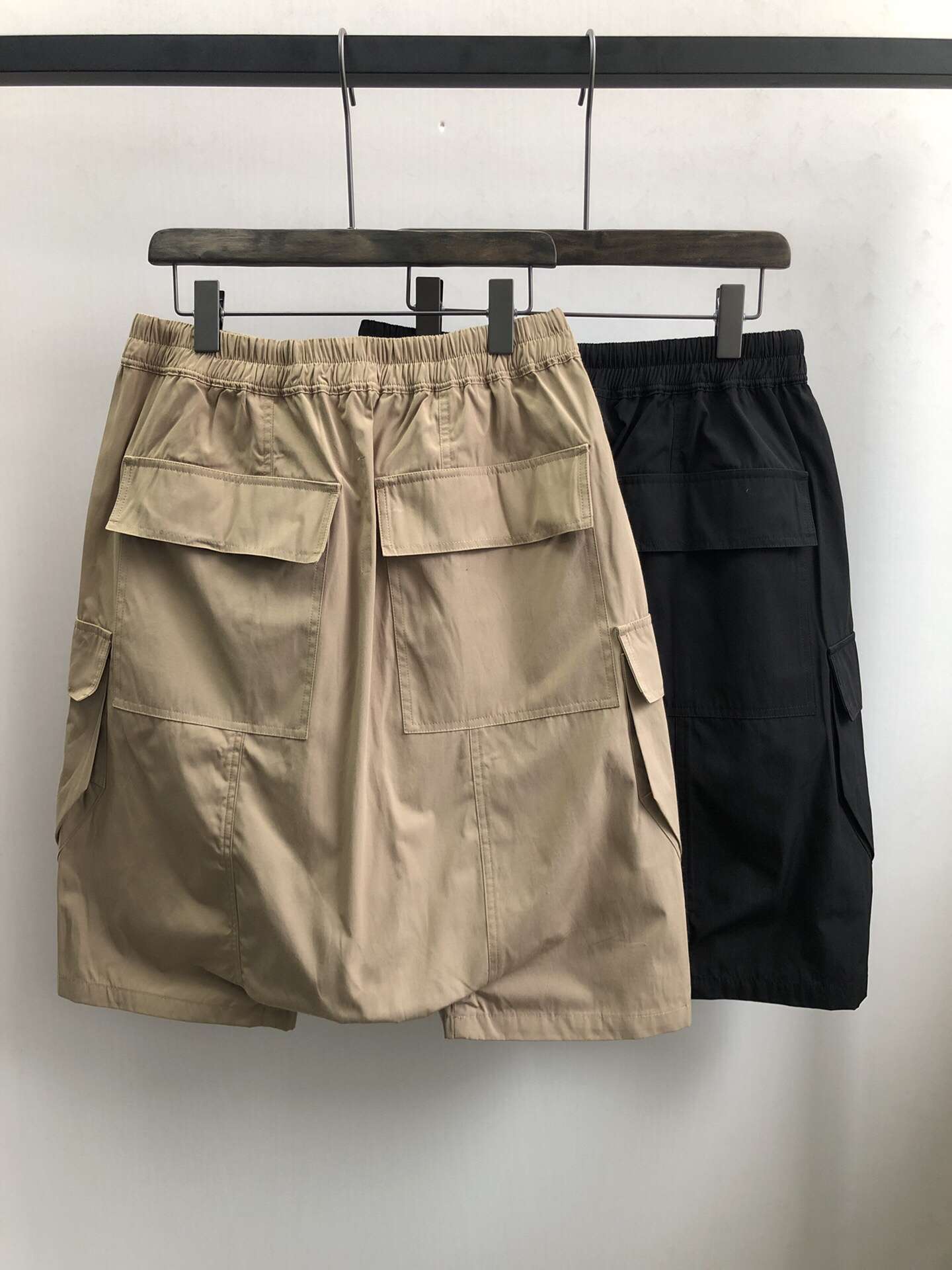 黒コーデ ゆったりカーゴハーフパンツ