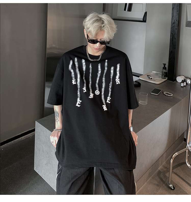 黒コーデ ストリートゴシックレタリングTシャツ