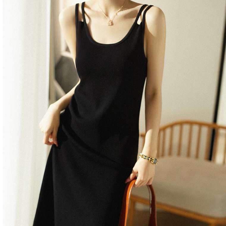 黒コーデ シンプルエレガントなストラップロングワンピース