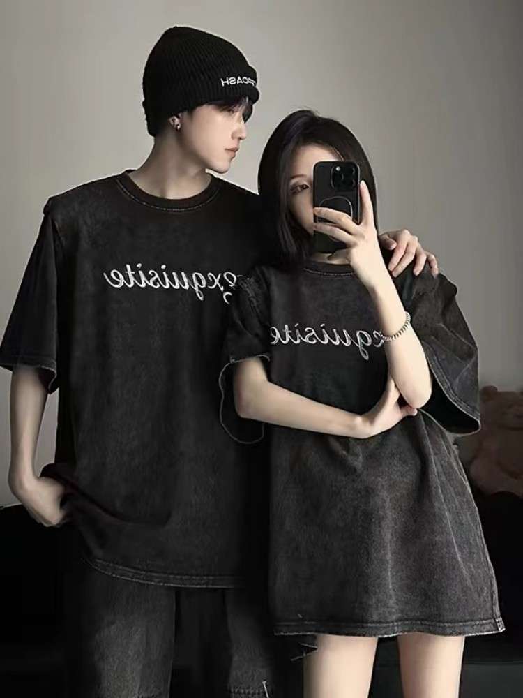 黒コーデ エクスクワイジット ストリート ブラックTシャツ