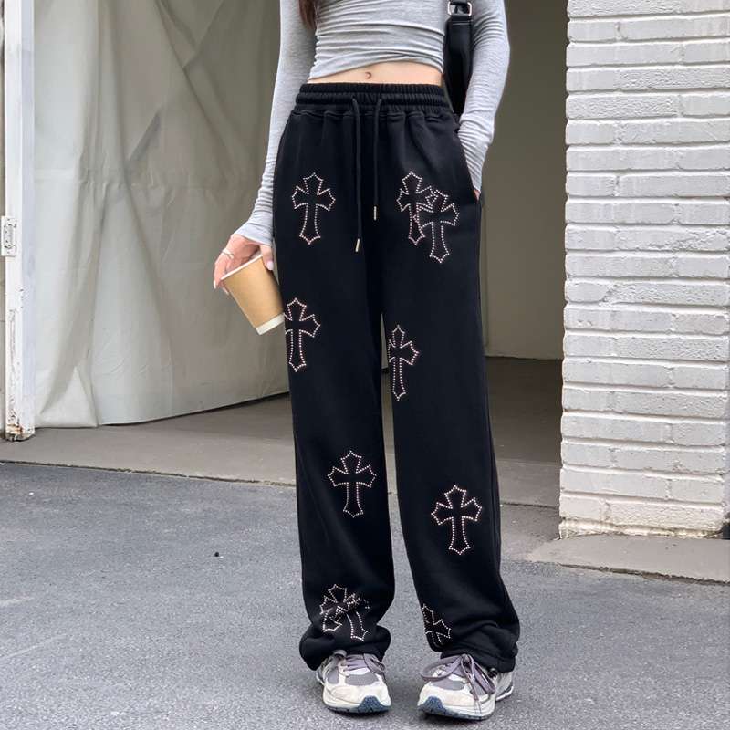 黒コーデ ハートクロス柄ルーズフィットスウェットパンツ