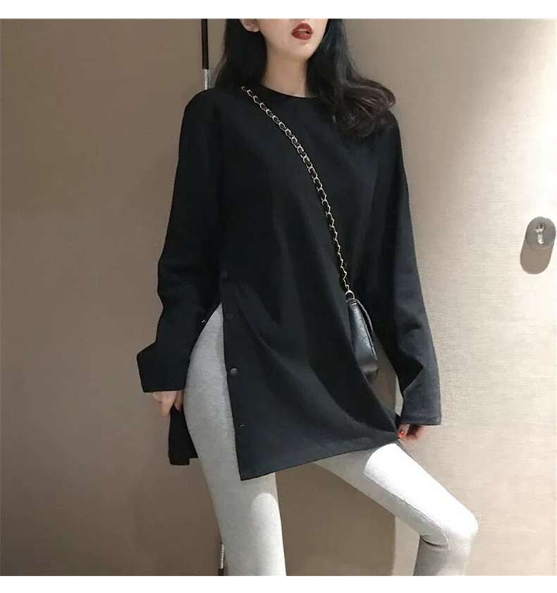 黒コーデ サイドスリット入りオーバーサイズロングTシャツ