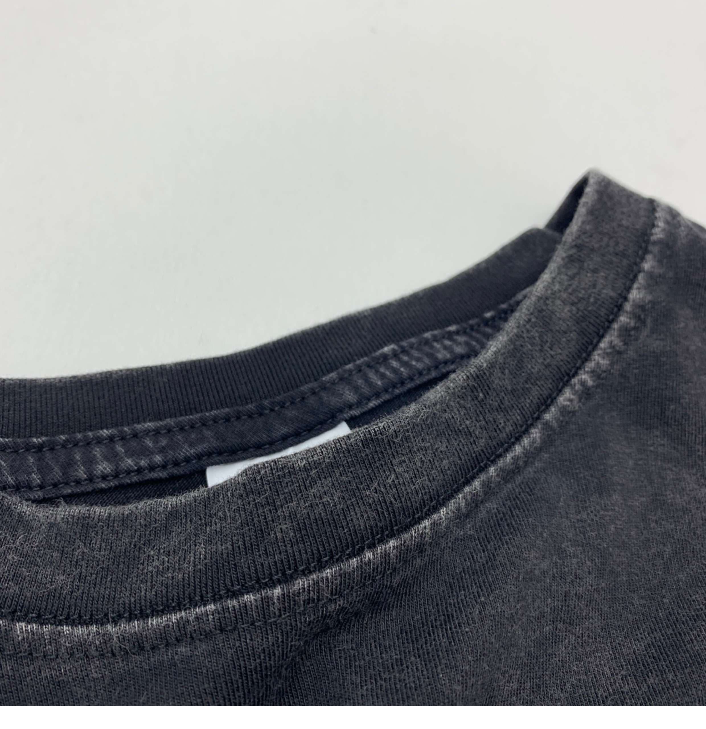 黒コーデ ヴィンテージウォッシュ加工ブラックTシャツ