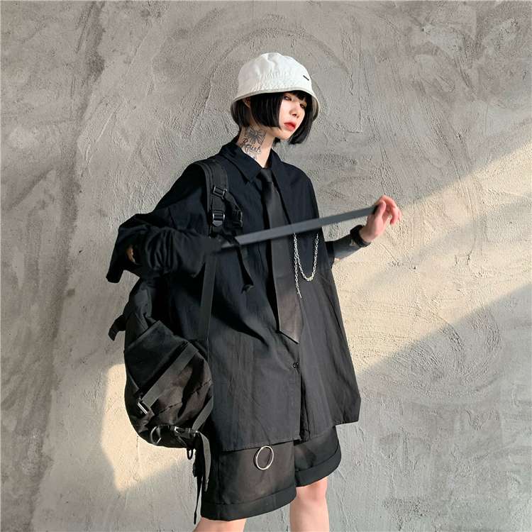 黒コーデ ゴシックチェーン付きオーバーサイズシャツ