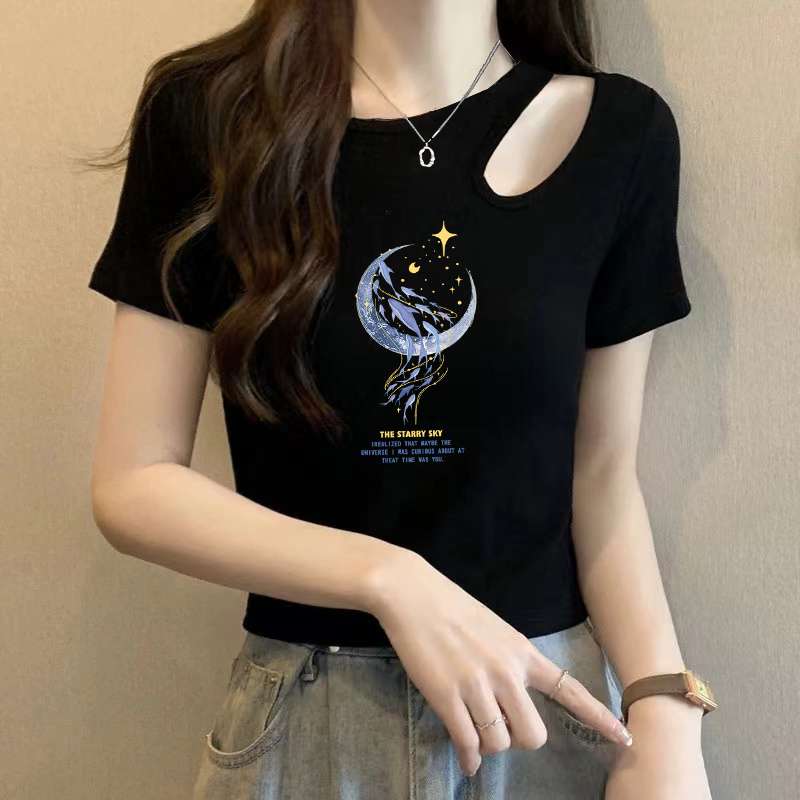 黒コーデ カットアウトデザイン ロゴプリントTシャツ