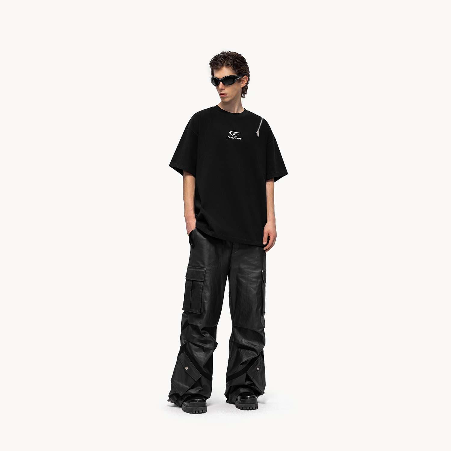 黒コーデ ジップアクセントオーバーサイズTシャツ