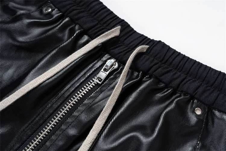 黒コーデ カーゴポケット付きワイドパンツ