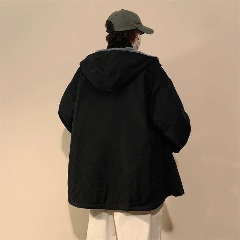 黒コーデ オーバーサイズ防寒フーディ