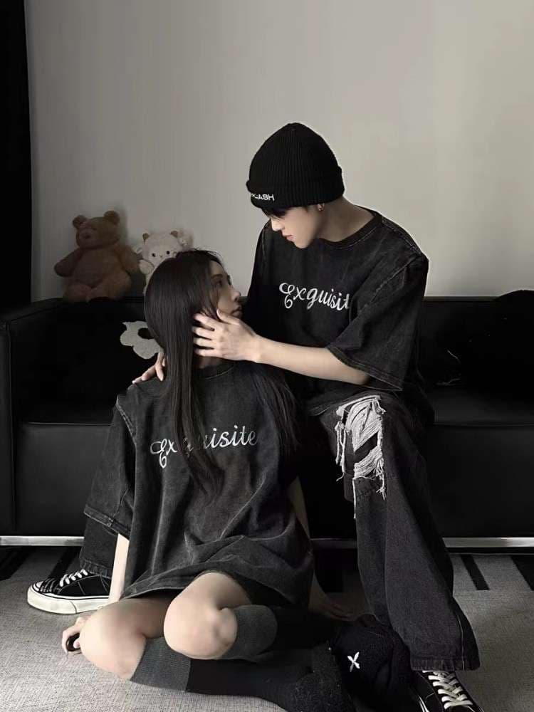 黒コーデ エクスクワイジット ストリート ブラックTシャツ