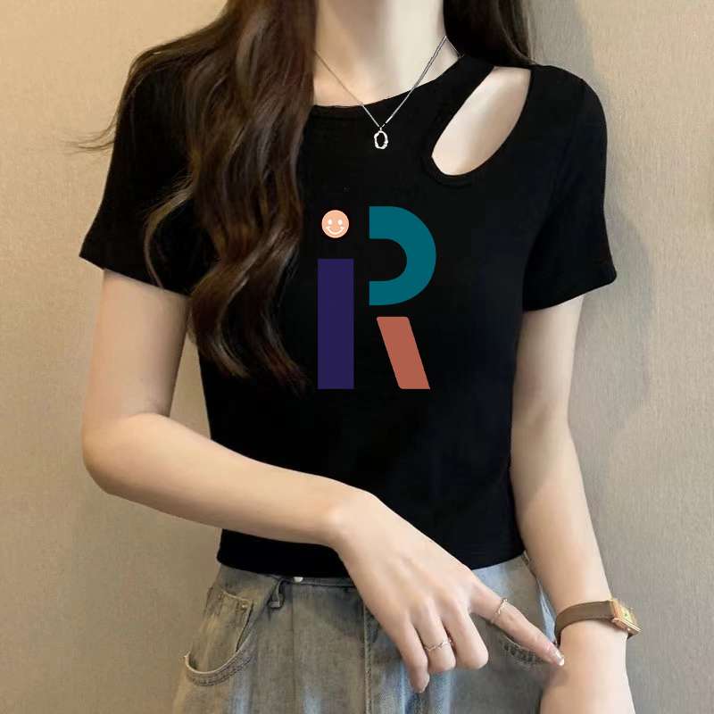 黒コーデ カットアウトデザイン ロゴプリントTシャツ