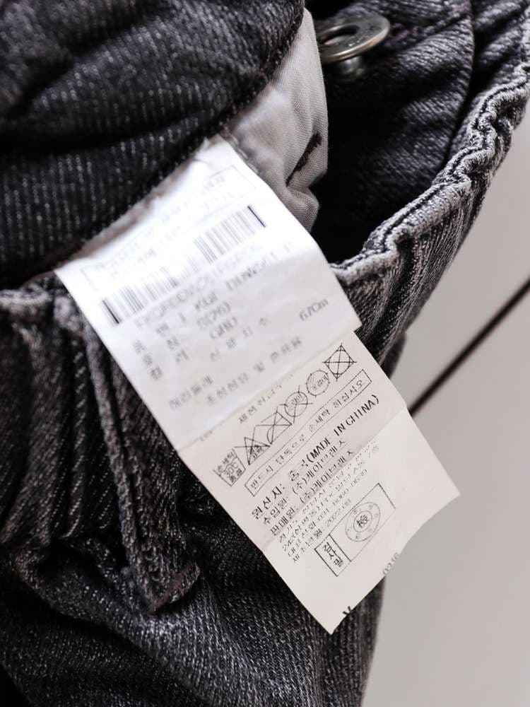 黒コーデ ヴィンテージ風ワイドデニムパンツ