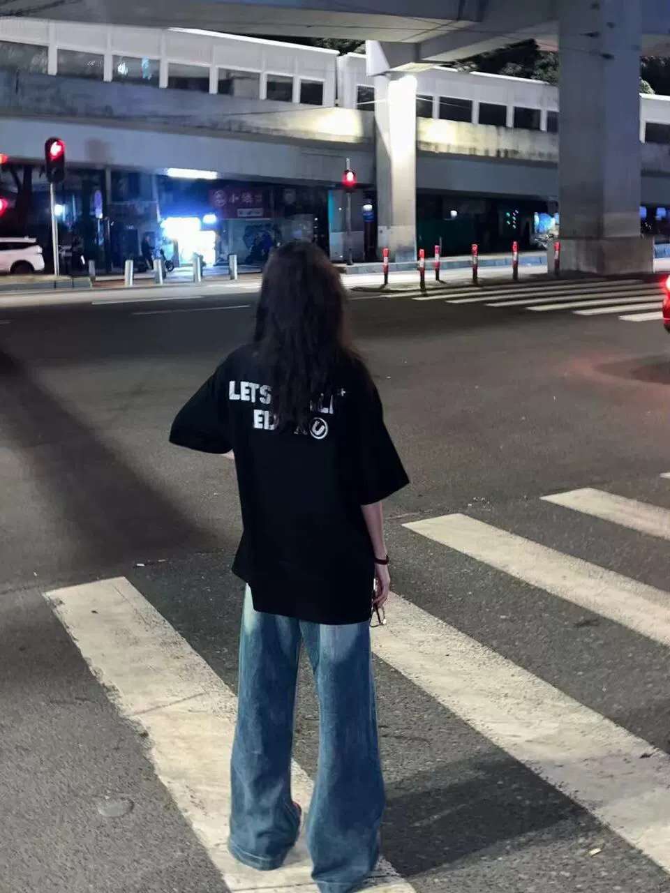 黒コーデ レッツキルエモ ストリートTシャツ