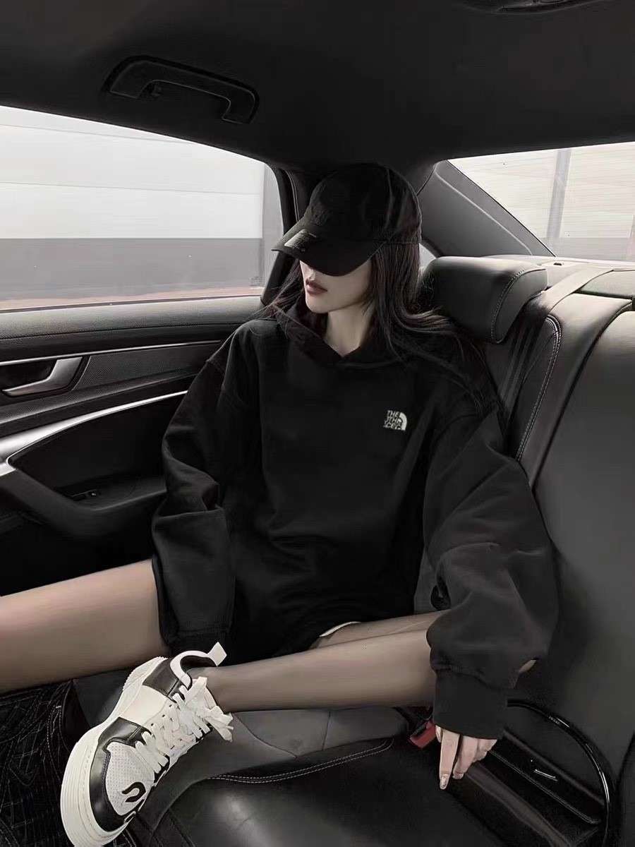 黒コーデ ノースフェイス シンプルブラックパーカー
