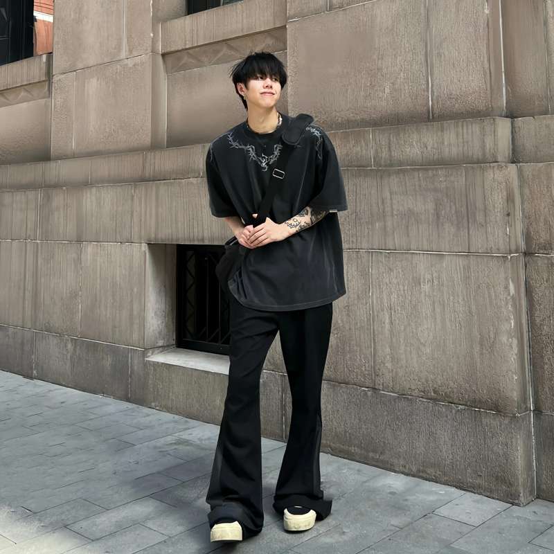 黒コーデ モードストリート バーブワイヤーTシャツ