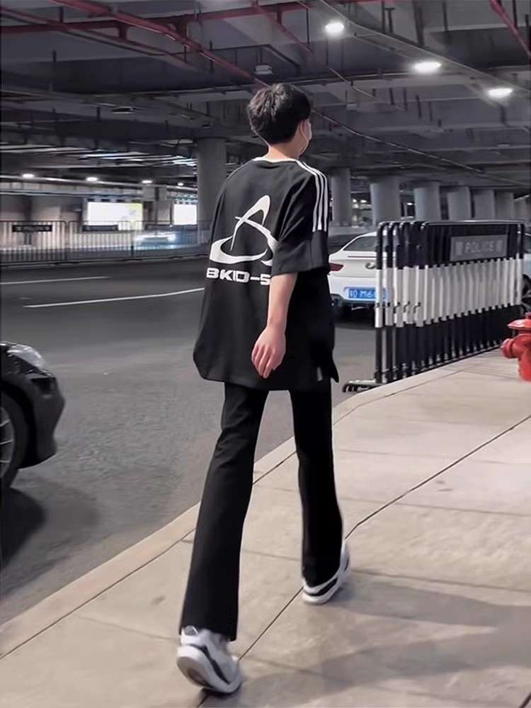 黒コーデ モードなブラックフレアパンツ