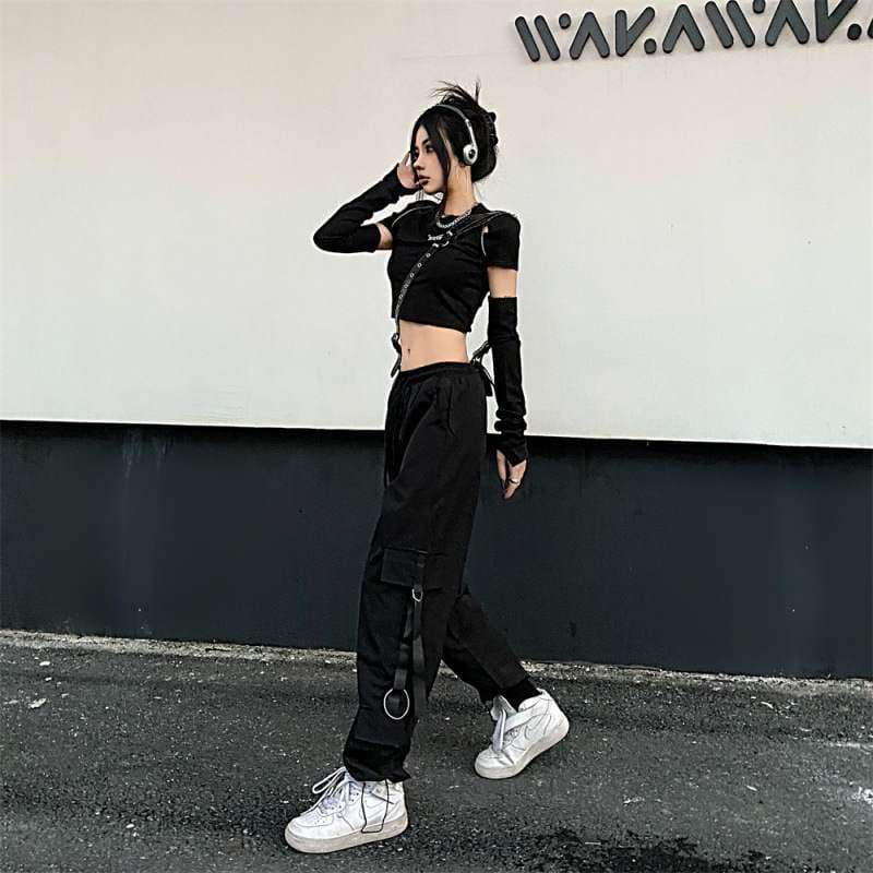 黒コーデ ストリート系カーゴパンツ