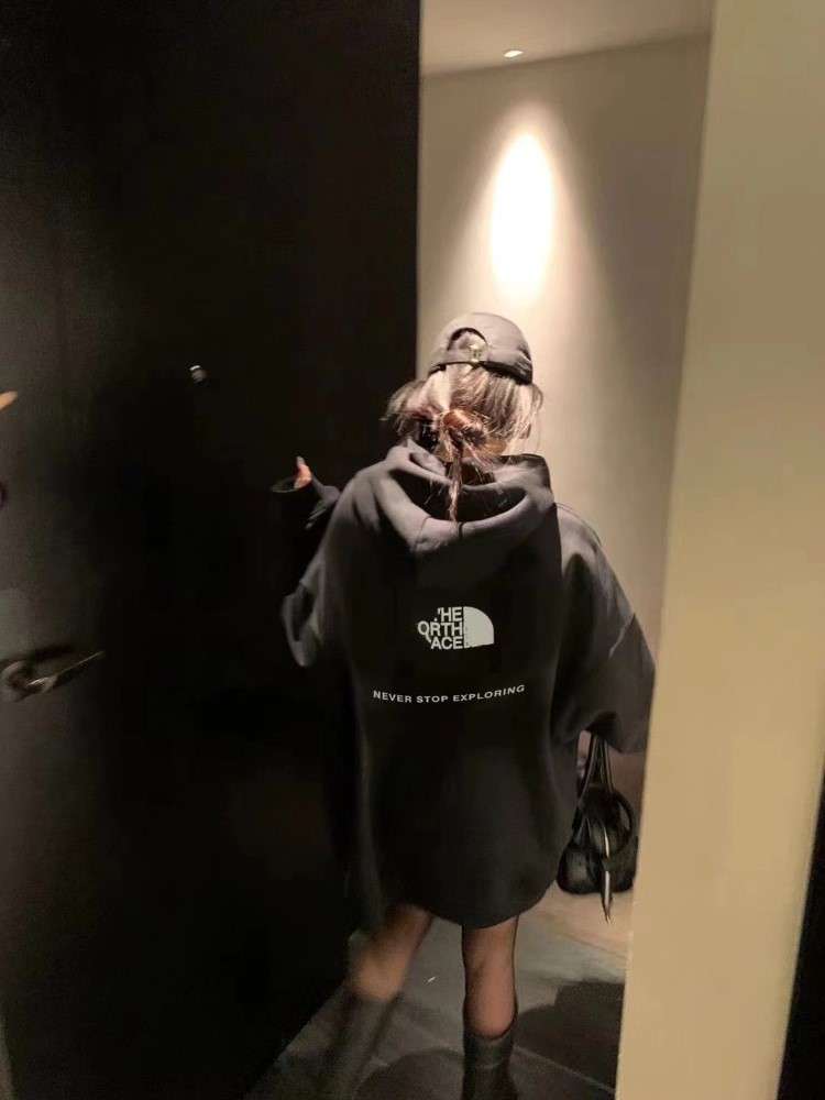 黒コーデ ノースフェイス シンプルブラックパーカー