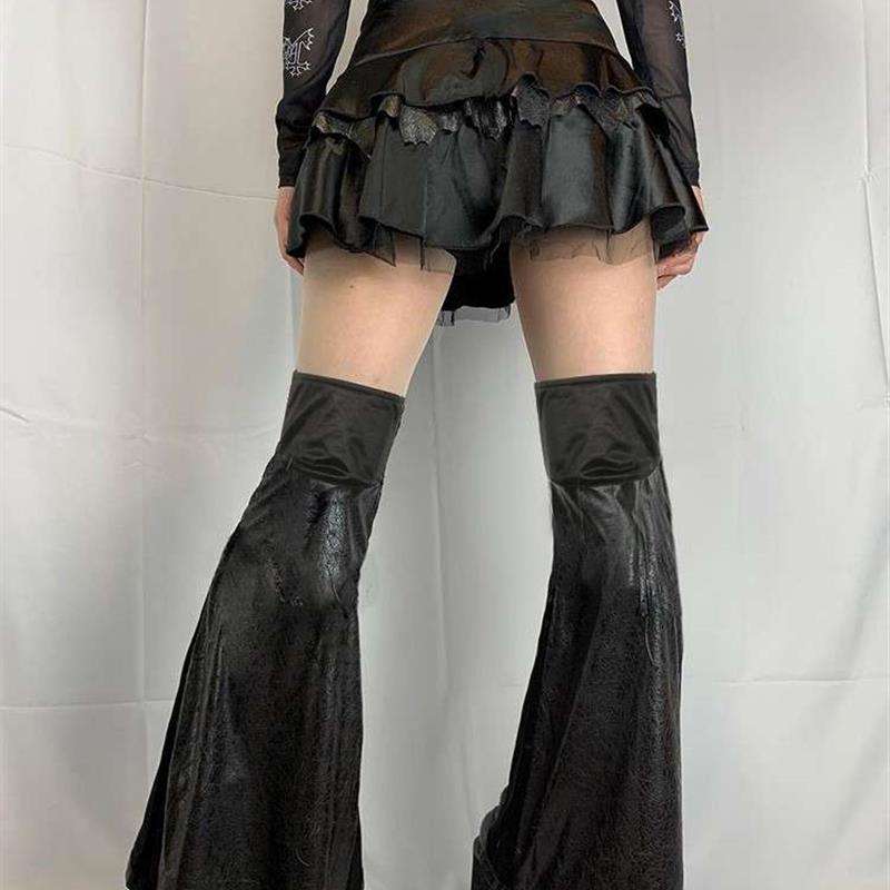 黒コーデ ゴシックフリルレザーフレアパンツ