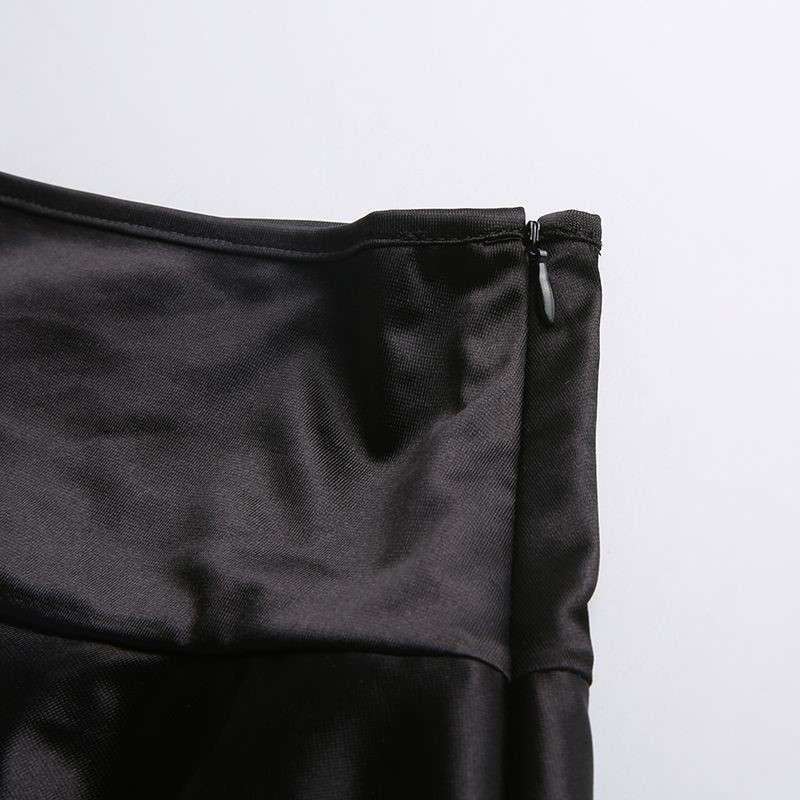 黒コーデ ゴシックフリルレザーフレアパンツ
