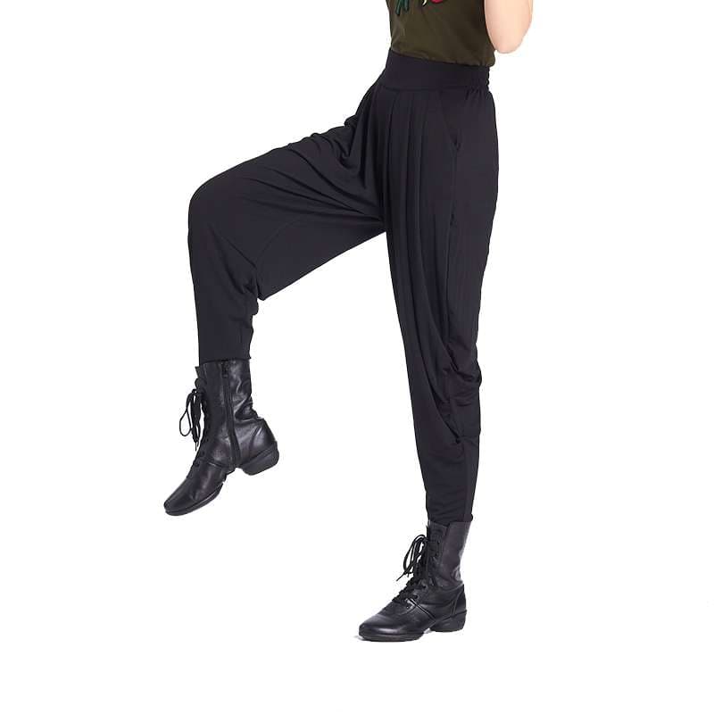 黒コーデ ドレープ加工サルエルパンツ