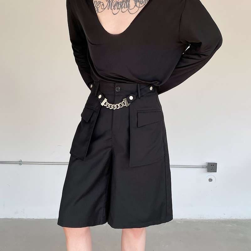 黒コーデ チェーンベルト付きカーゴハーフパンツ