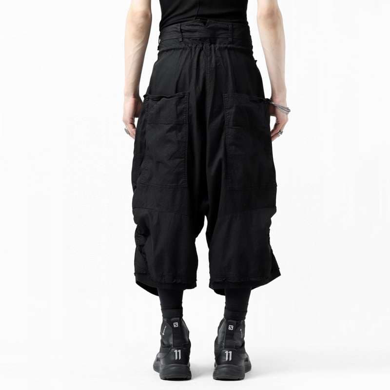 黒コーデ ドロップクロッチ ワイドカーゴパンツ