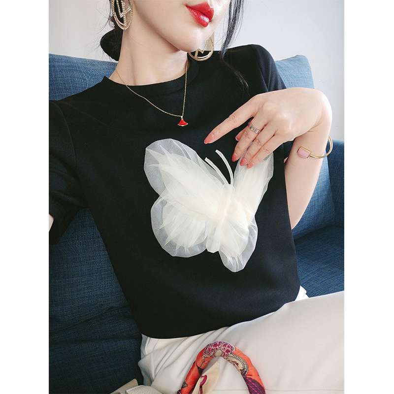 黒コーデ 立体バタフライチュールTシャツ