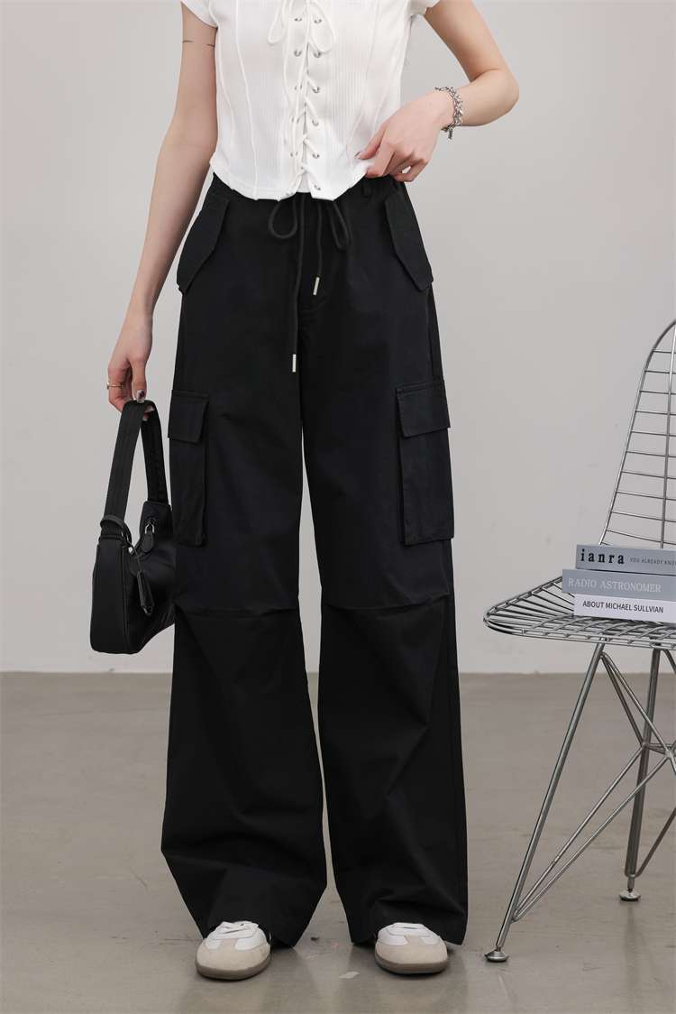 黒コーデ ワイドシルエットカーゴパンツ