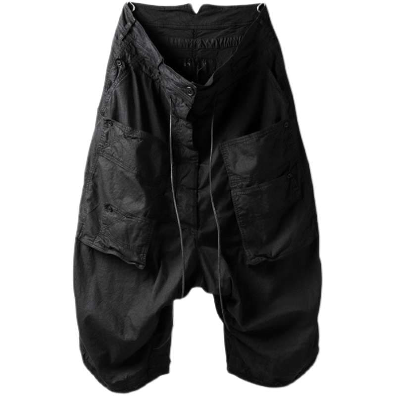 黒コーデ ドロップクロッチ ワイドカーゴパンツ